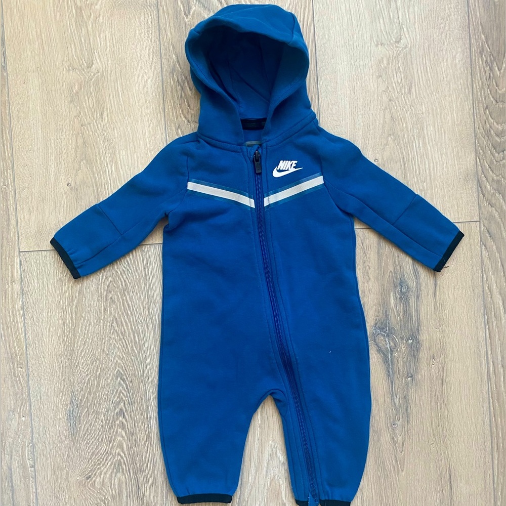 Nike One Piece - Size 6M